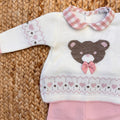 Completo in lana per neonata con orsetta ricamata, cuori rosa e colletto vichy.