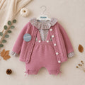 Completo bimba rosa antico con cardigan a trecce, salopette in maglia e maglia floreale con colletto volant