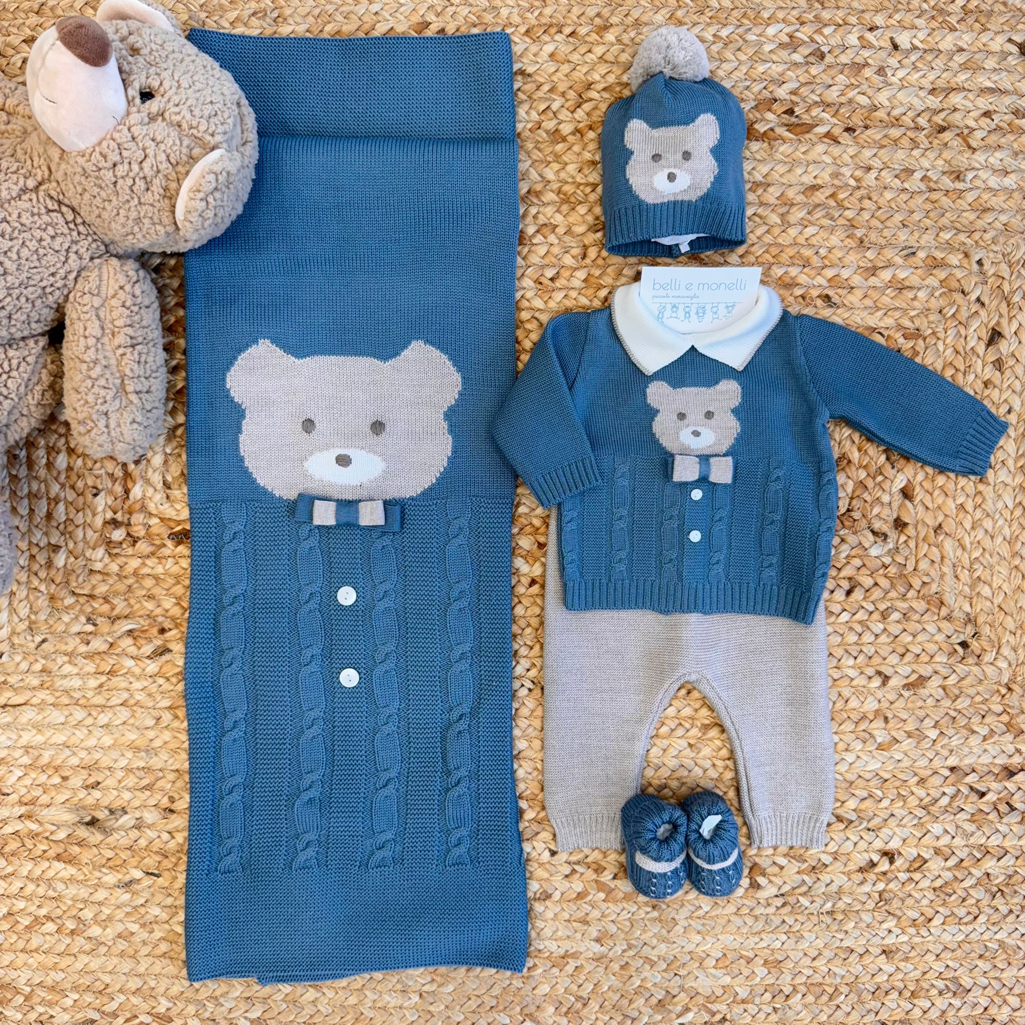 Coordinato neonato verde ottanio e sabbia in pura lana con orsetto ricamato, composto da tutina due pezzi, cappellino, scarpette e copertina.