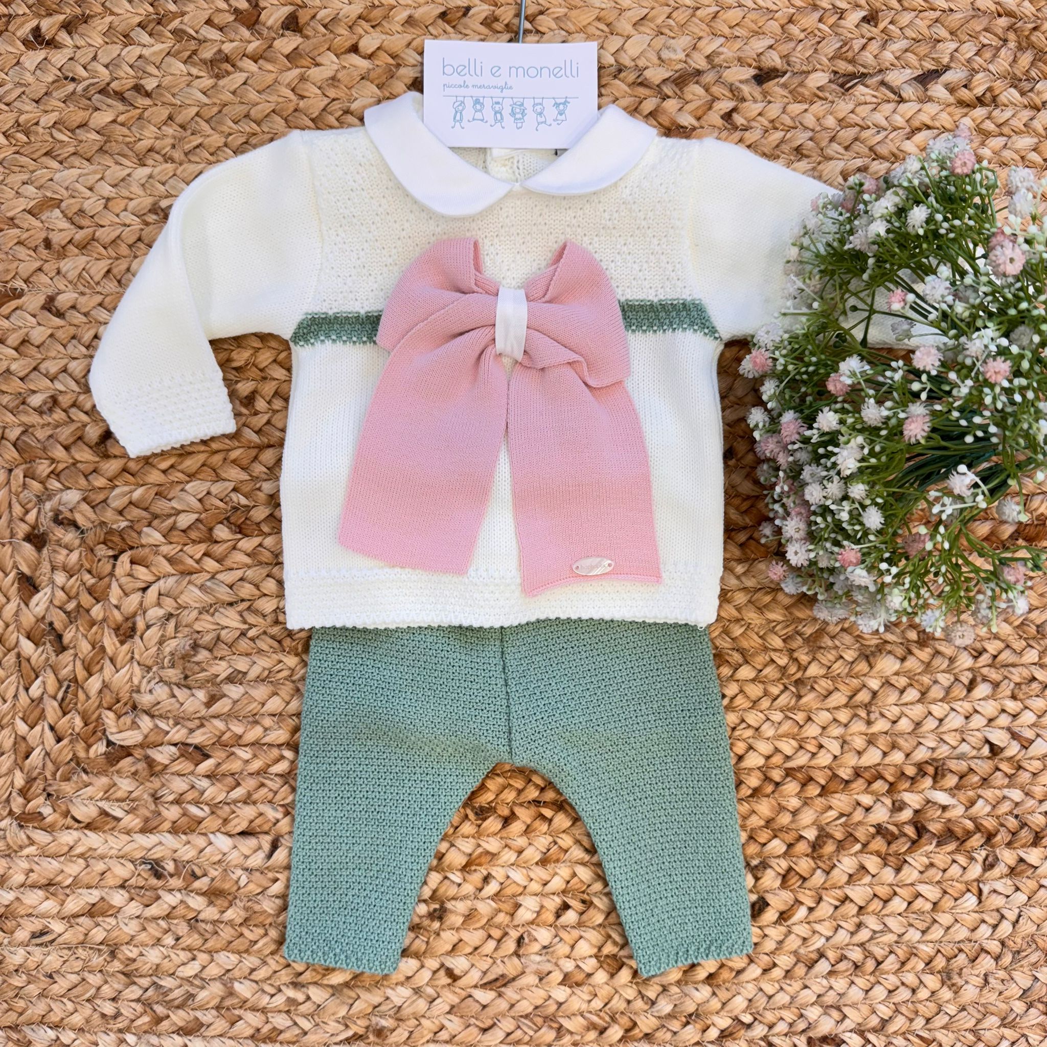 coordinato neonata in misto lana panna e verde con maxi fiocco rosa