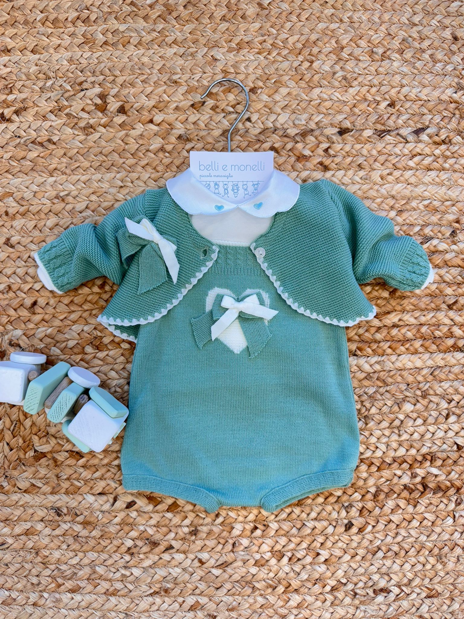 coordinato neonata in misto lana verde con cuori e fiocchi panna