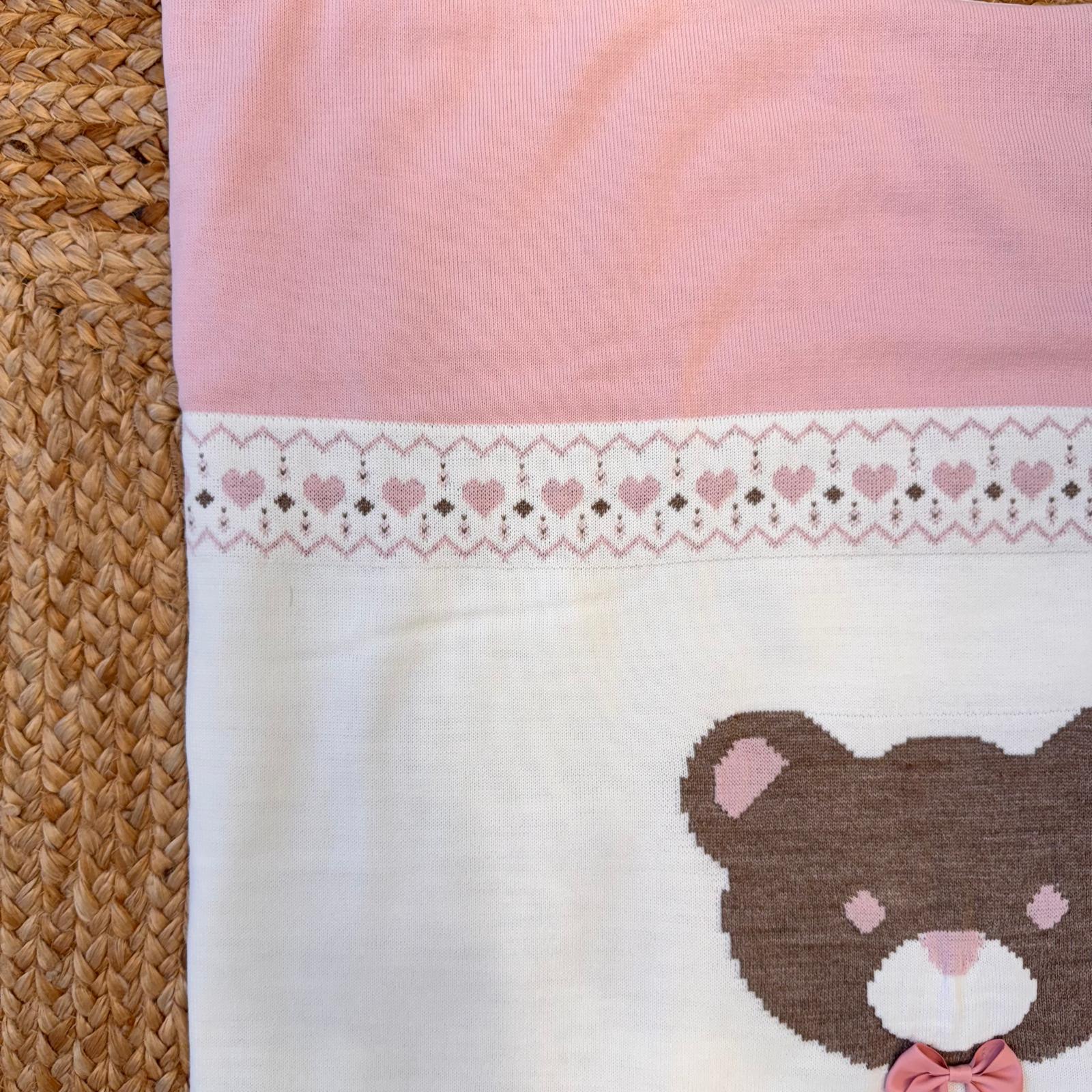 Copertina in lana panna e rosa con orsetta ricamata e cuori per neonata.