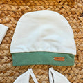 Coordinato uscita clinica neonato in caldo cotone verde salvia con coperta, lenzuolino, cappellino e bavaglino Made in Italy.