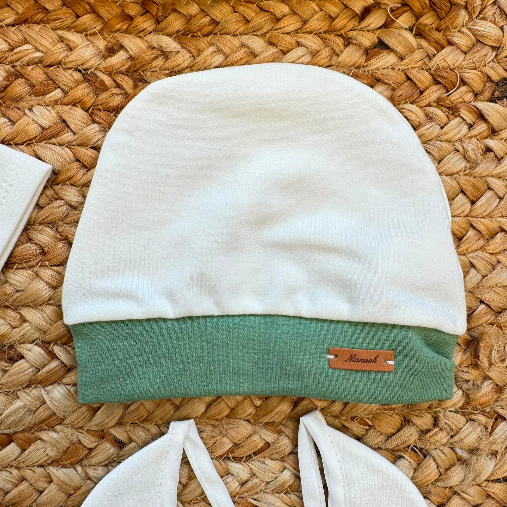 Coordinato uscita clinica neonato in caldo cotone verde salvia con coperta, lenzuolino, cappellino e bavaglino Made in Italy.
