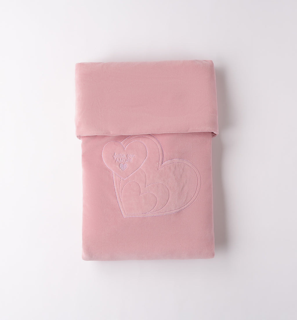 coperta culla rosa cipria in ciniglia con cuori ricamati