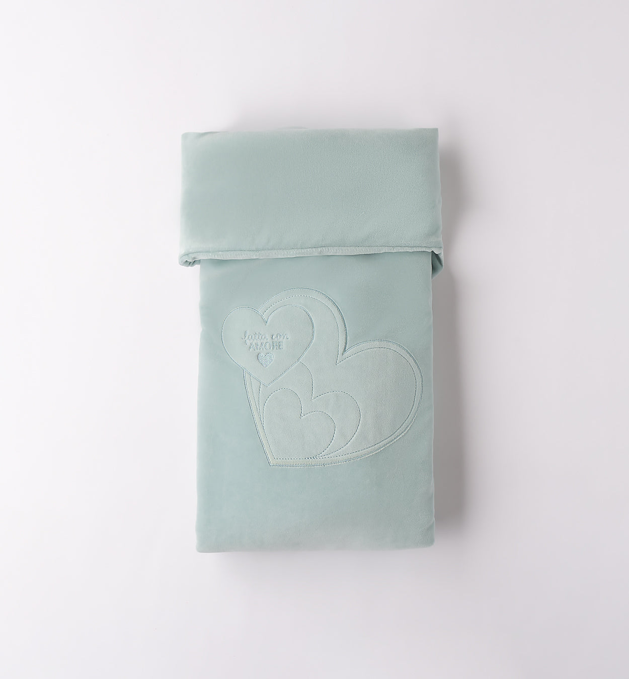 coperta culla verde salvia in ciniglia con cuori ricamati