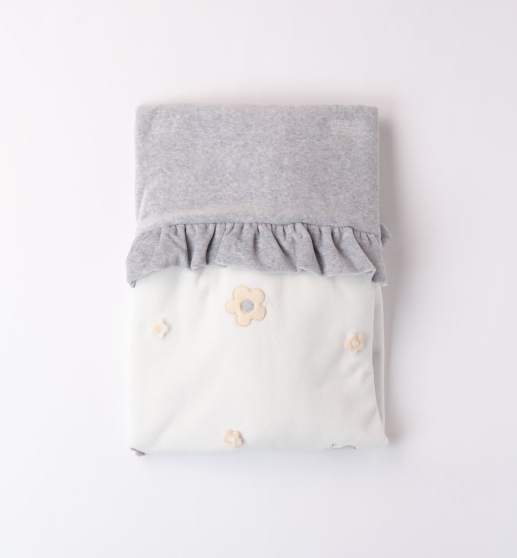 coperta neonata in ciniglia bianca e grigia con fiorellini
