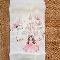Dettaglio copertina in cotone con balza in tulle ricamato e stampa romantica