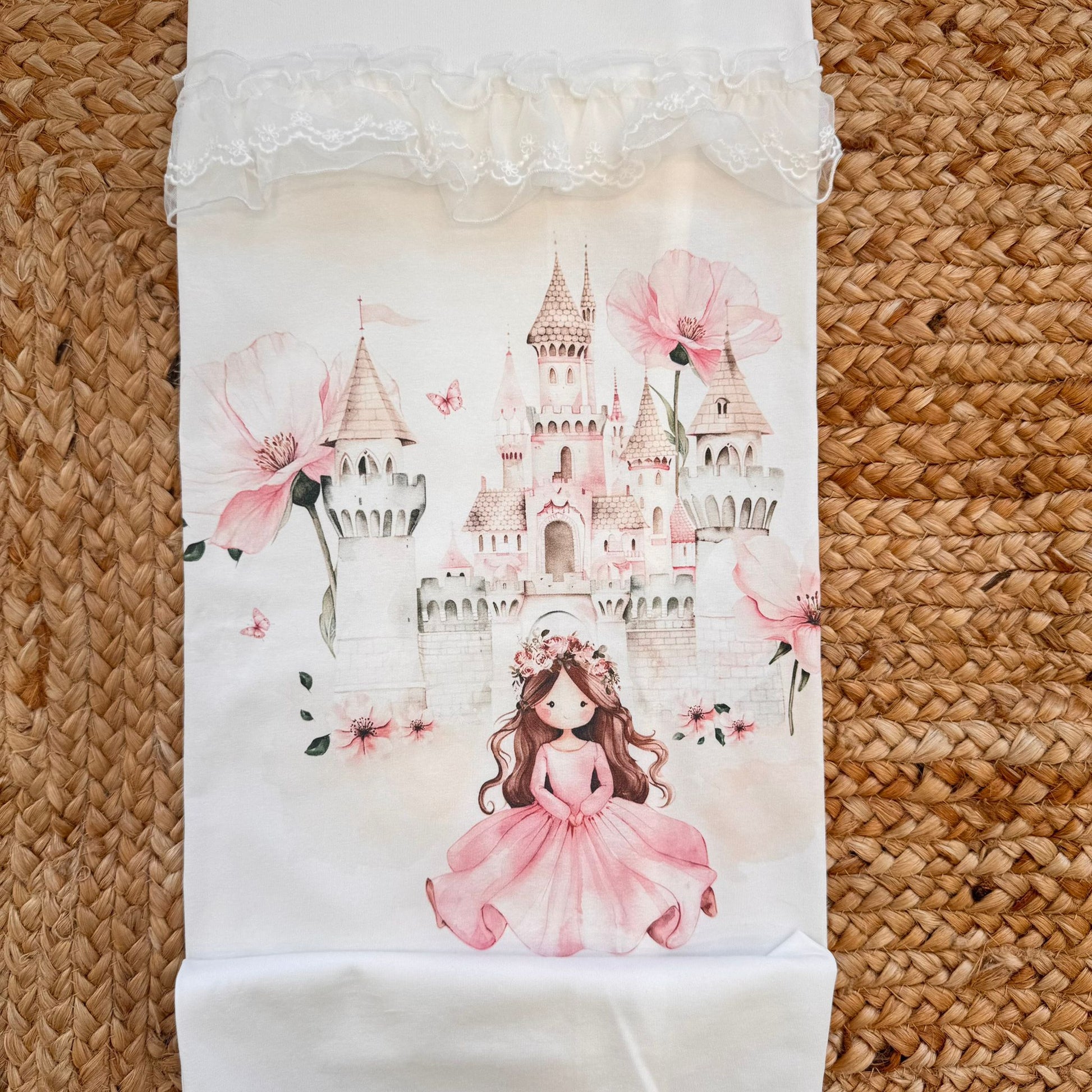 Dettaglio copertina in cotone con balza in tulle ricamato e stampa romantica