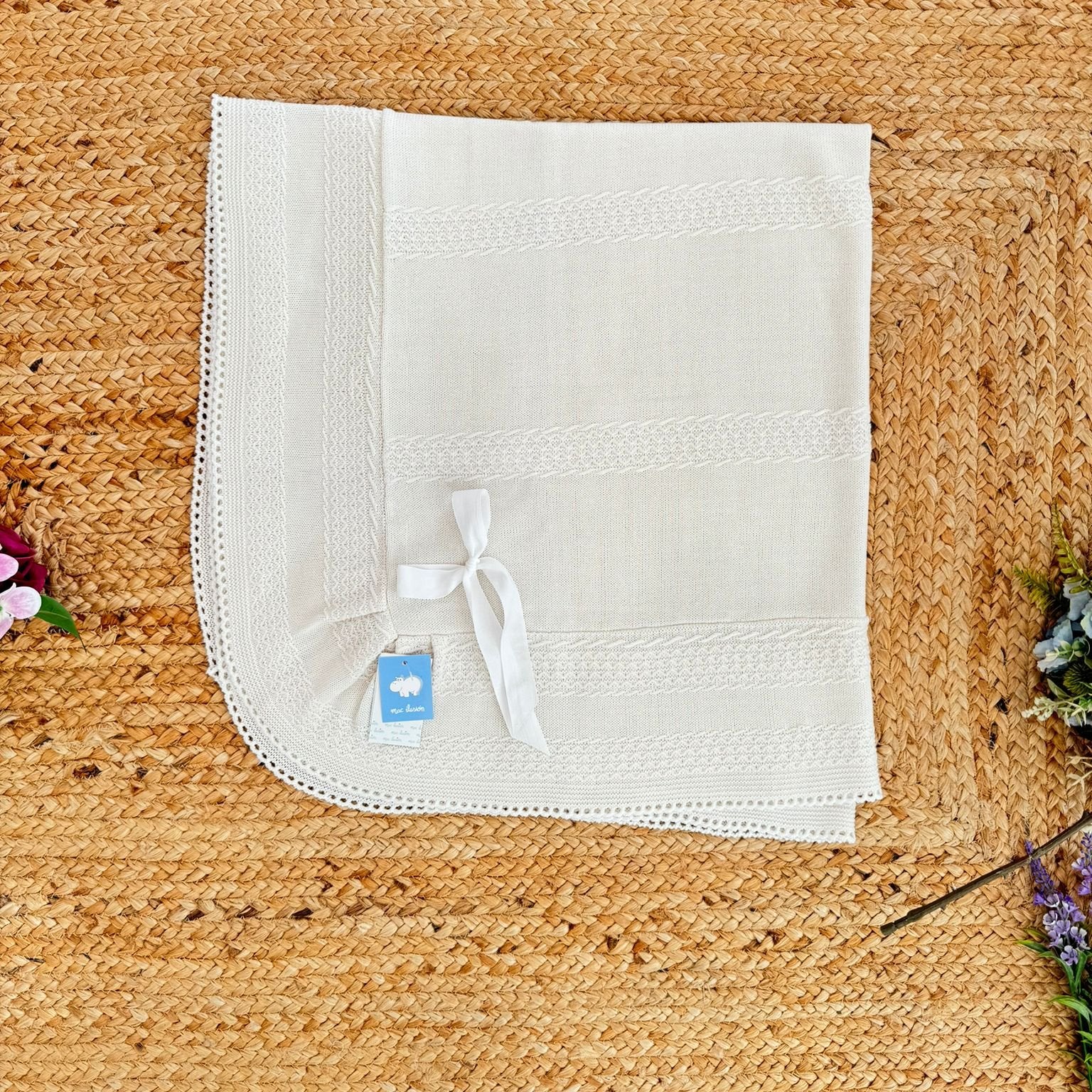  Copertina elegante bianco latte con fiocco in raso e inserti di pizzo – perfetta per il corredino nascita invernale

