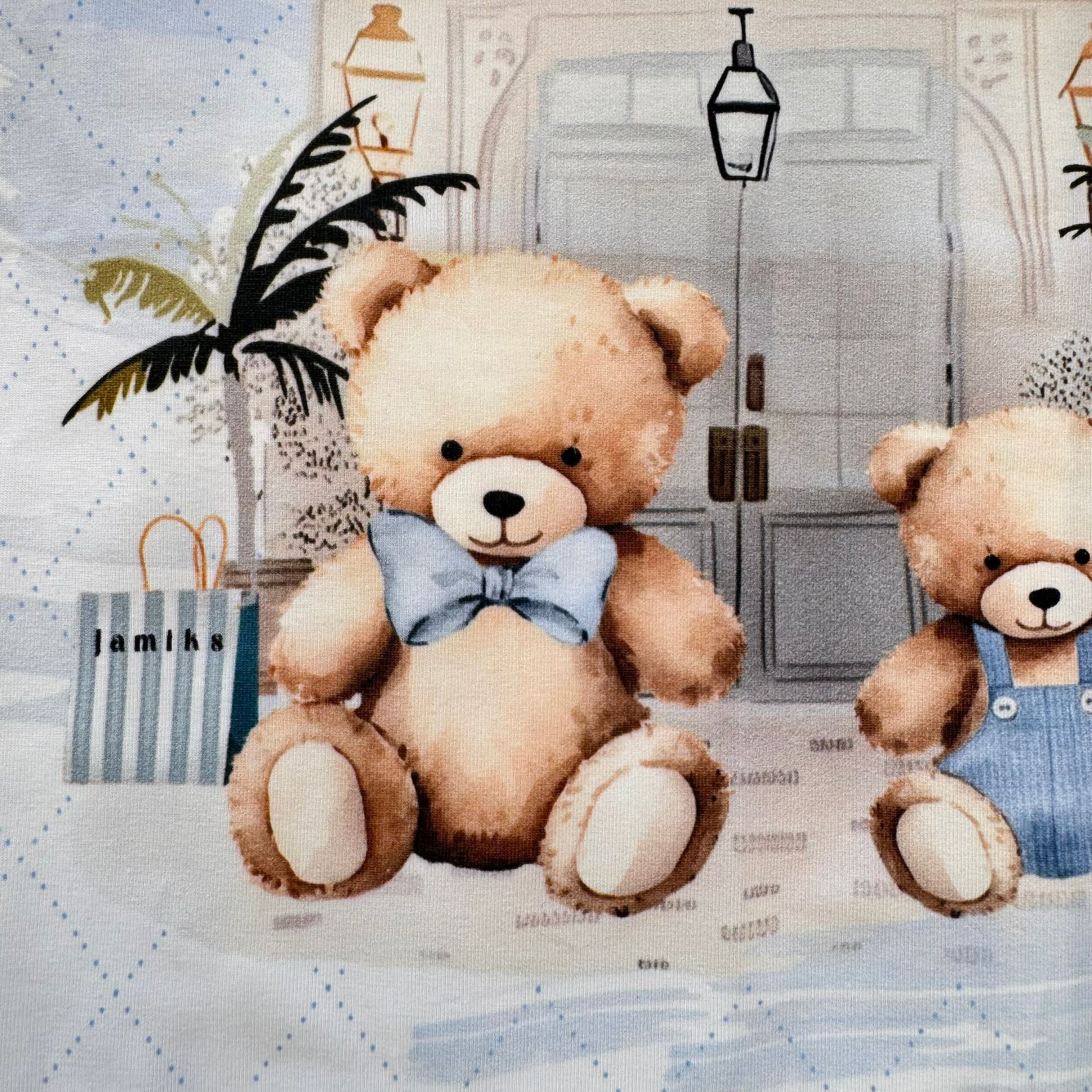 Dettaglio orsetto con fiocco azzurro su copertina bimbo in puro cotone