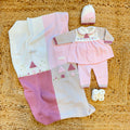 Copertina neonata in pura lana rosa, latte e beige con coordinato nascita Made in Italy.