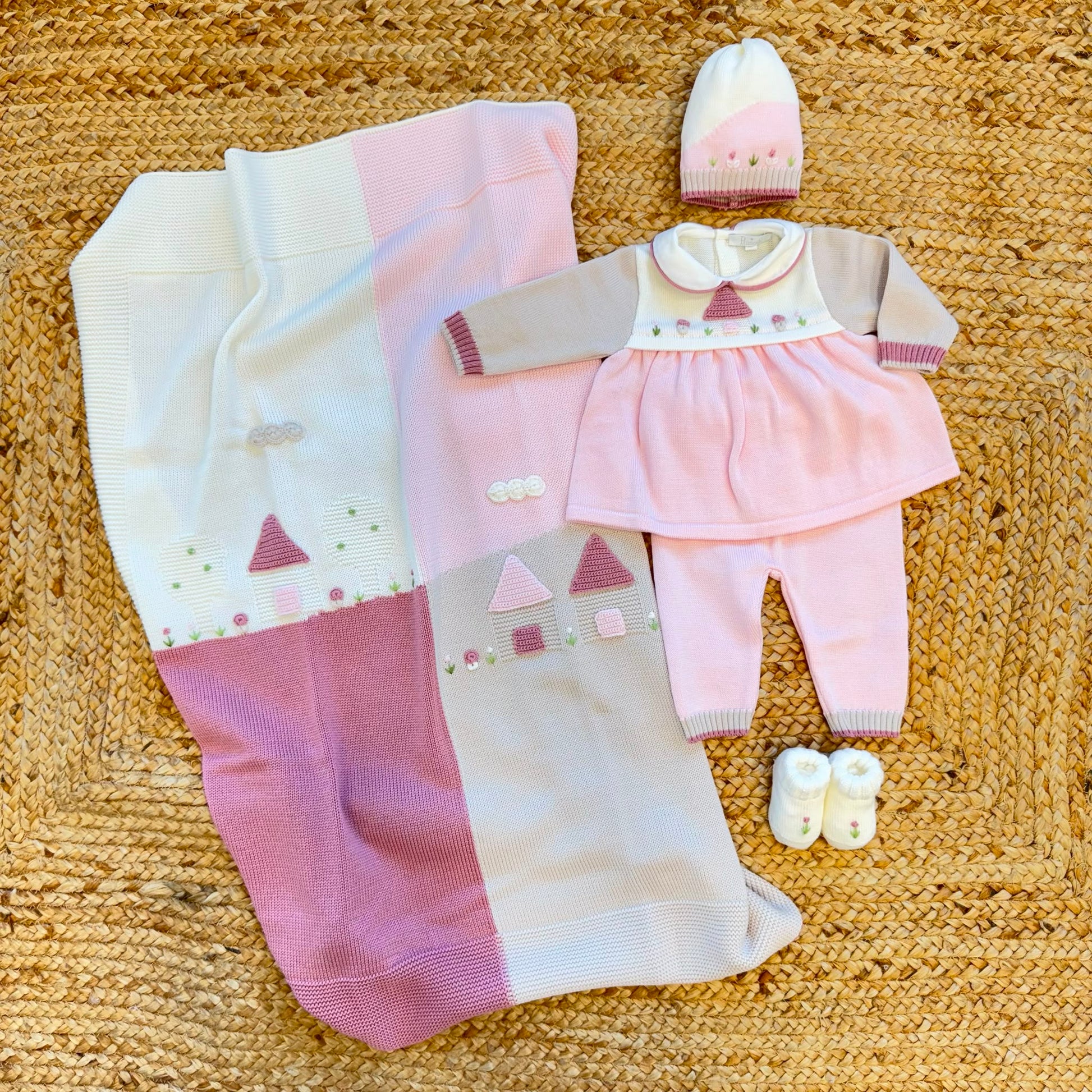Copertina neonata in pura lana rosa, latte e beige con coordinato nascita Made in Italy.