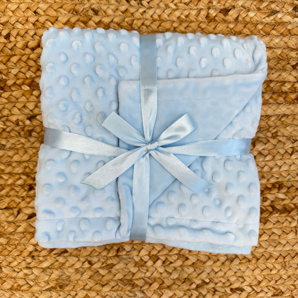 Copertina azzurra in ciniglia con fiocco regalo per neonato

