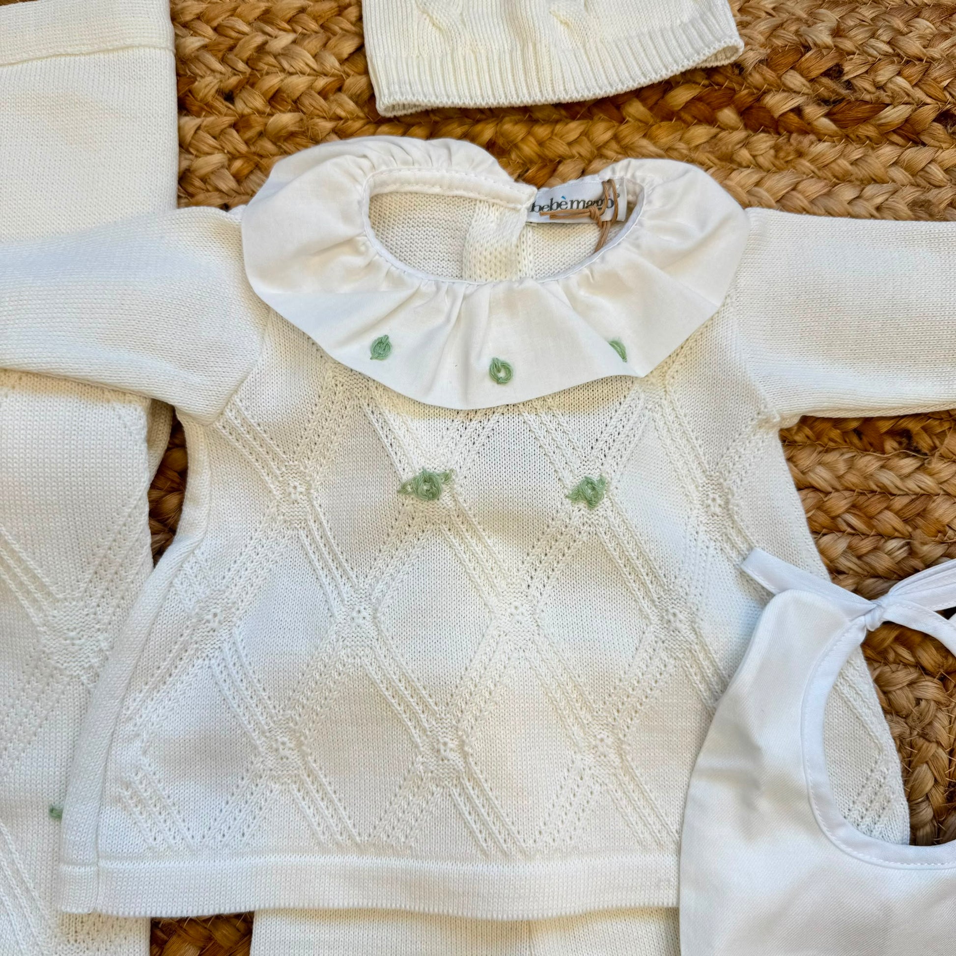 Uscita clinica neonata in lana panna con ricami verde salvia completa di corredino nascita