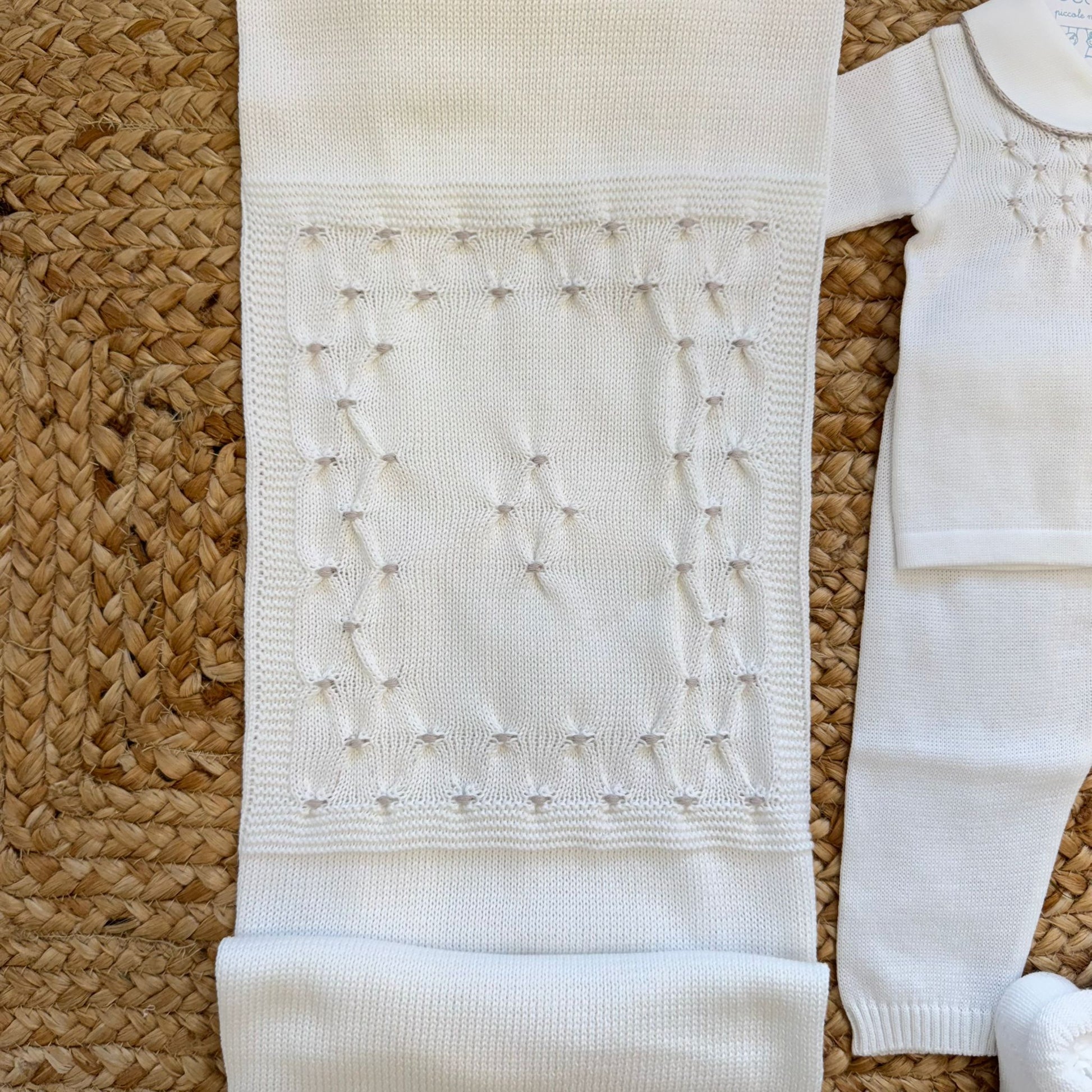 copertina neonato in cotone bianco con ricamo a nido d’ape