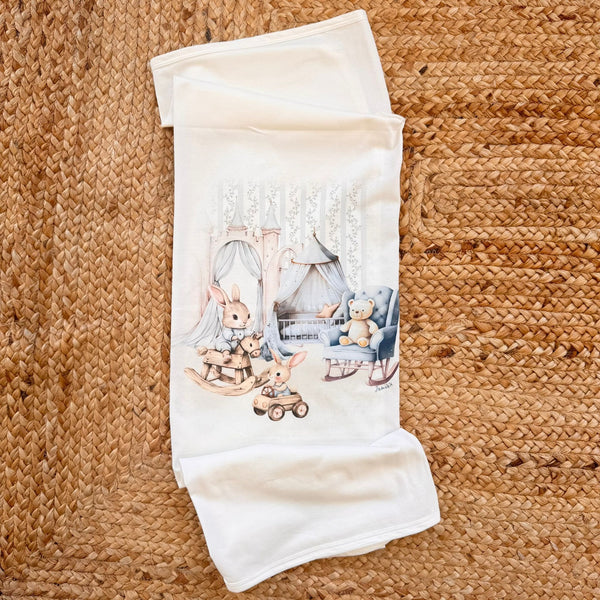 Copertina in 100% cotone panna con stampa coniglietti e cameretta misura 80x85 cm