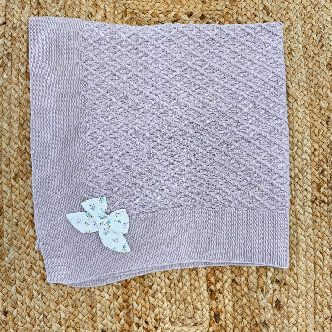 Copertina estiva neonata color glicine in cotone con fiocco floreale – ideale per corredino nascita
