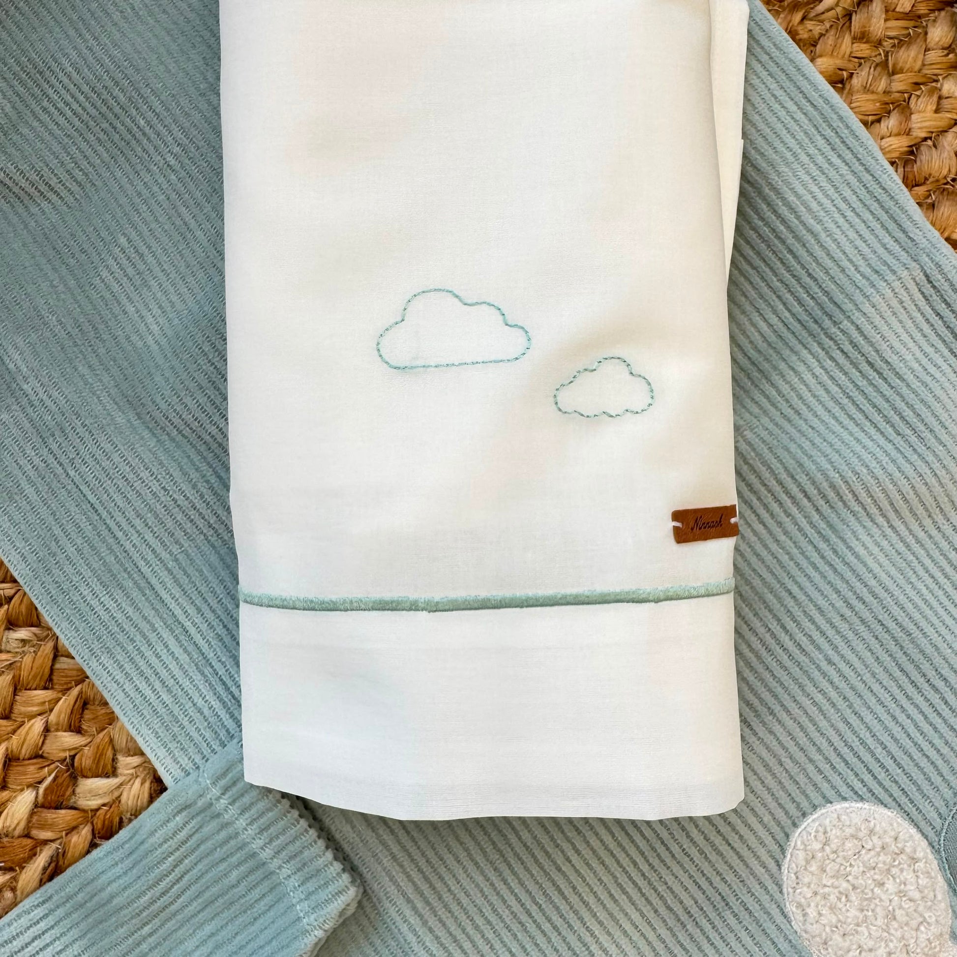 Uscita clinica neonato in ciniglia verde menta con copertina imbottita e lenzuolino ricamato.