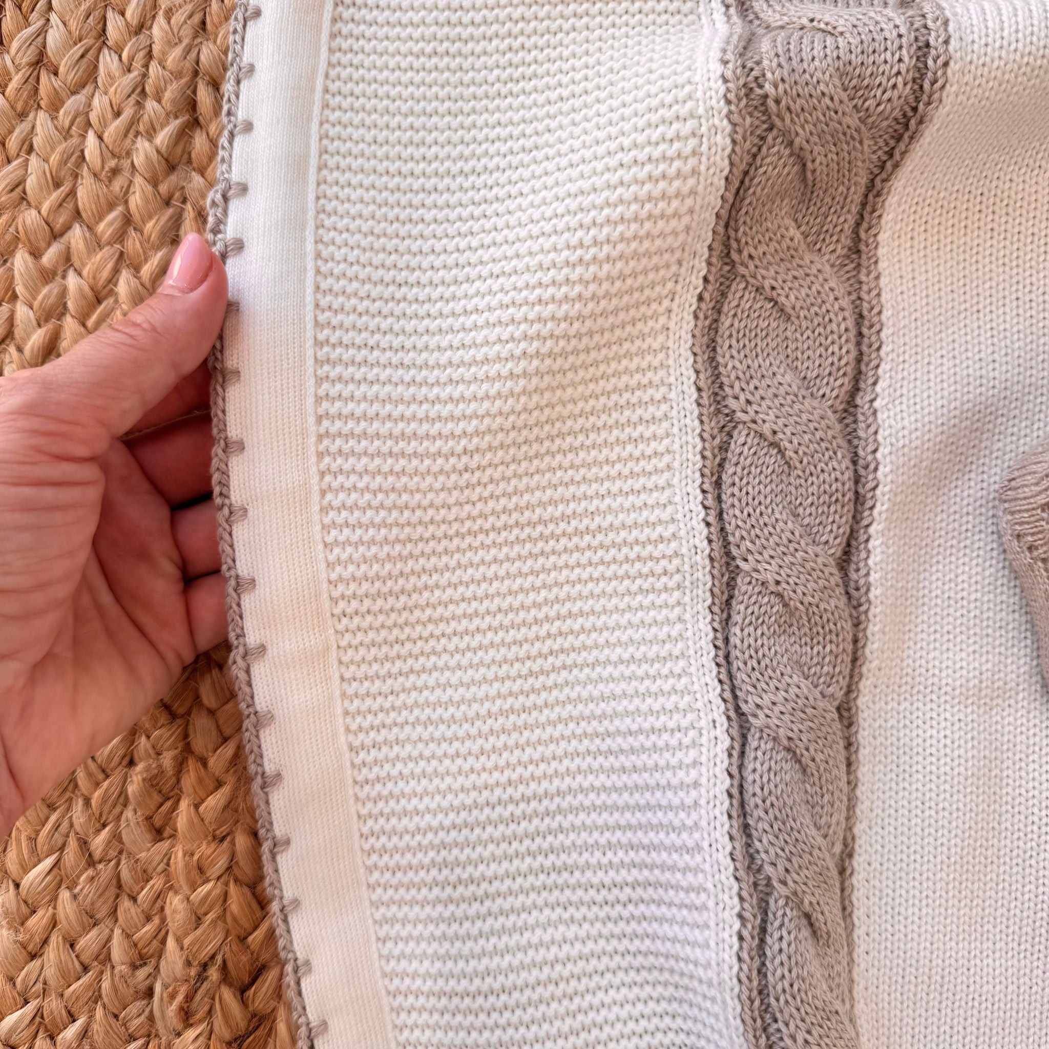 Copertina in maglia per neonato panna con dettagli beige, ideale per corredino nascita autunno inverno