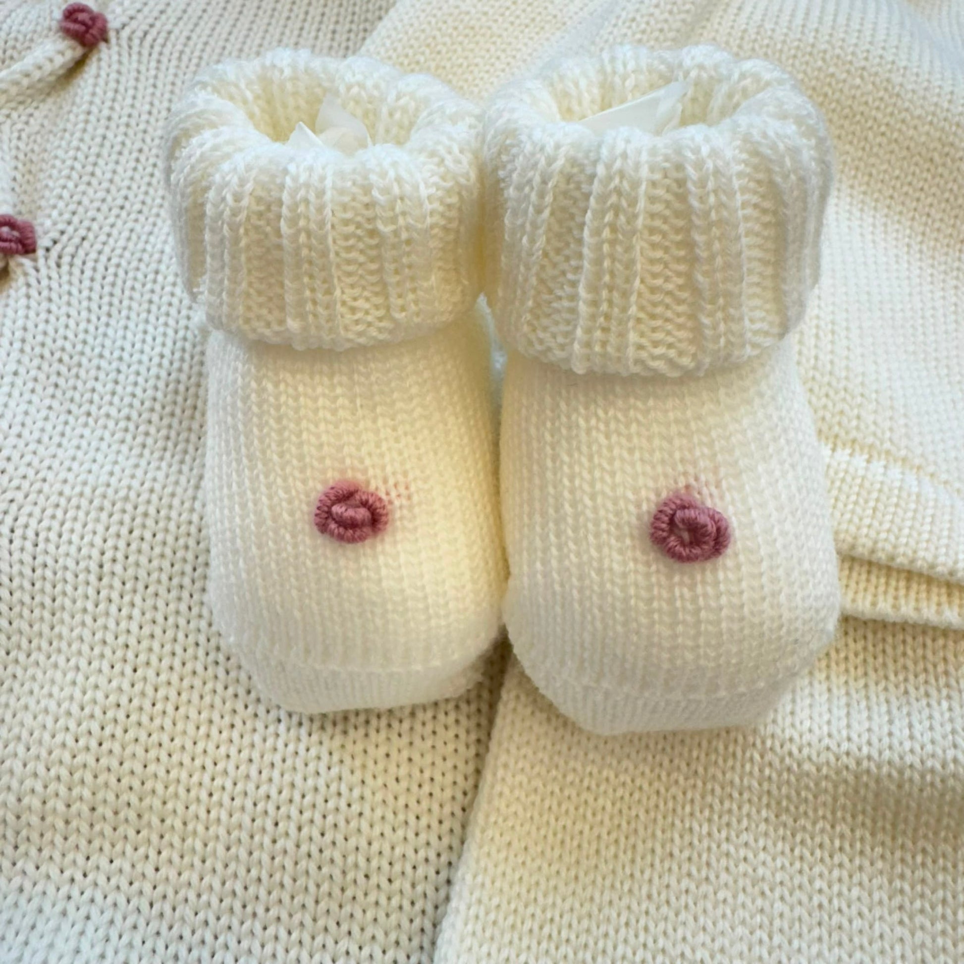 Set nascita uscita clinica neonata in lana Tollegno Merino Extrafine con ricamo nido d'ape.