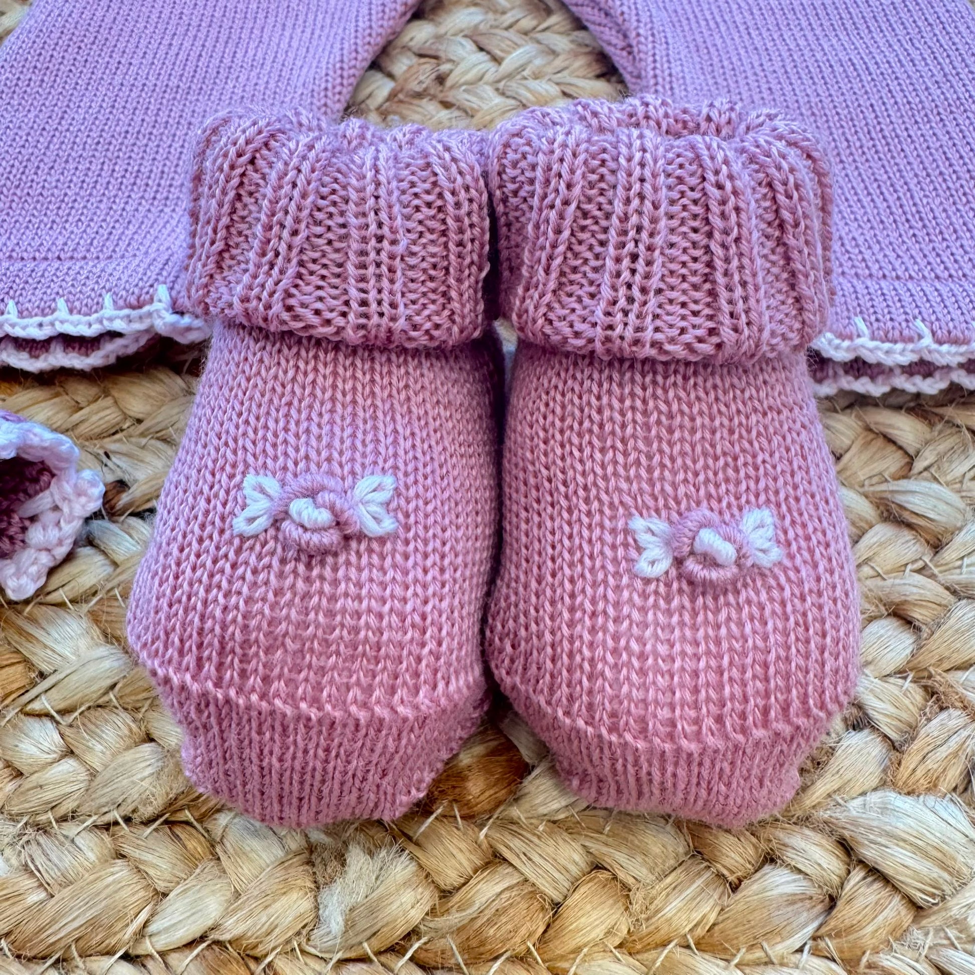 Set uscita clinica neonata rosa marsala in Lana Tollegno Merino Extrafine con copertina ricamata a mano.