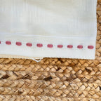 Copertina in lana con roselline e treccia per neonata