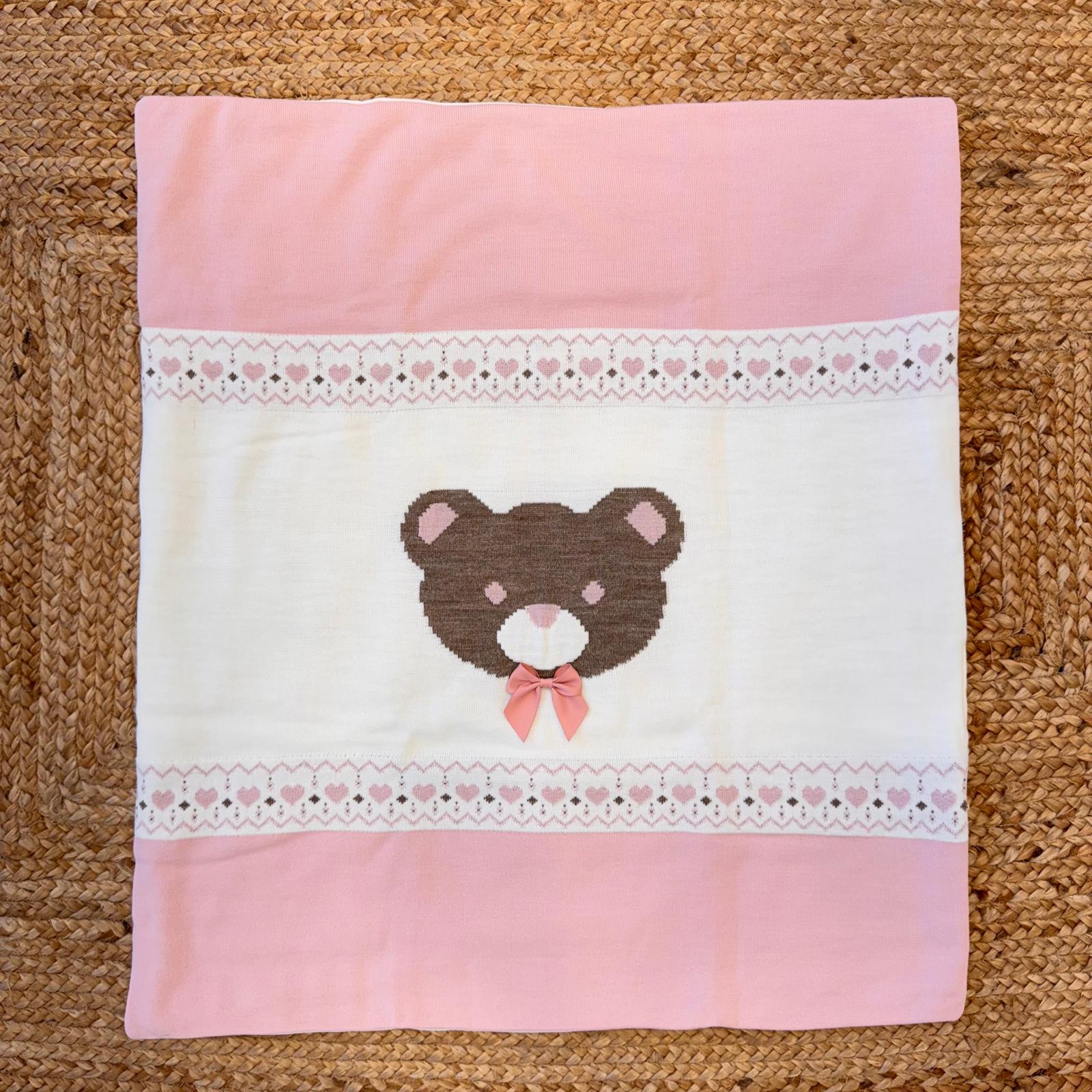Copertina in lana panna e rosa con orsetta ricamata e cuori per neonata.