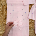 Copertina rosa con fiocco e ricami a tulipani