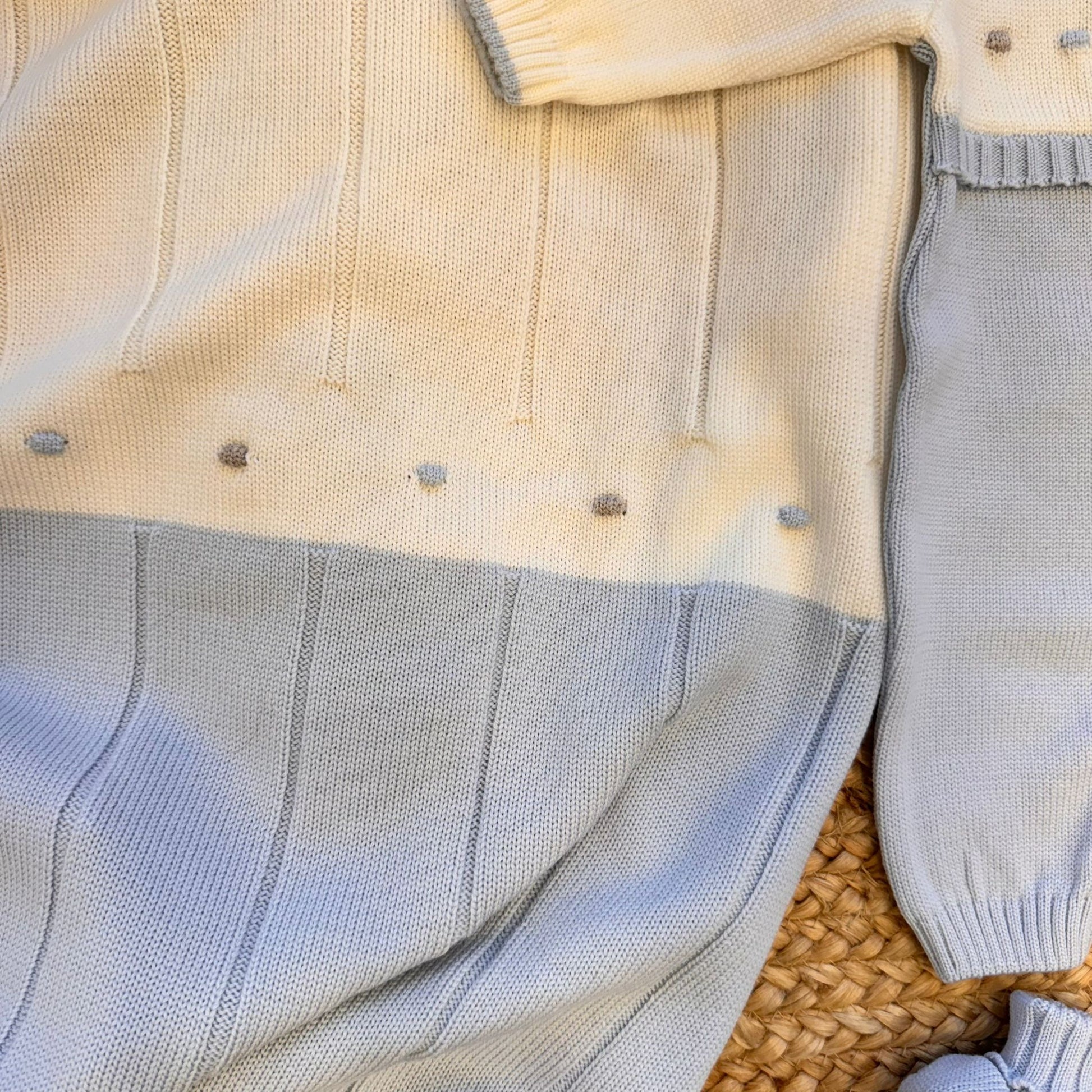 Copertina in maglia bicolore con lavorazione a coste