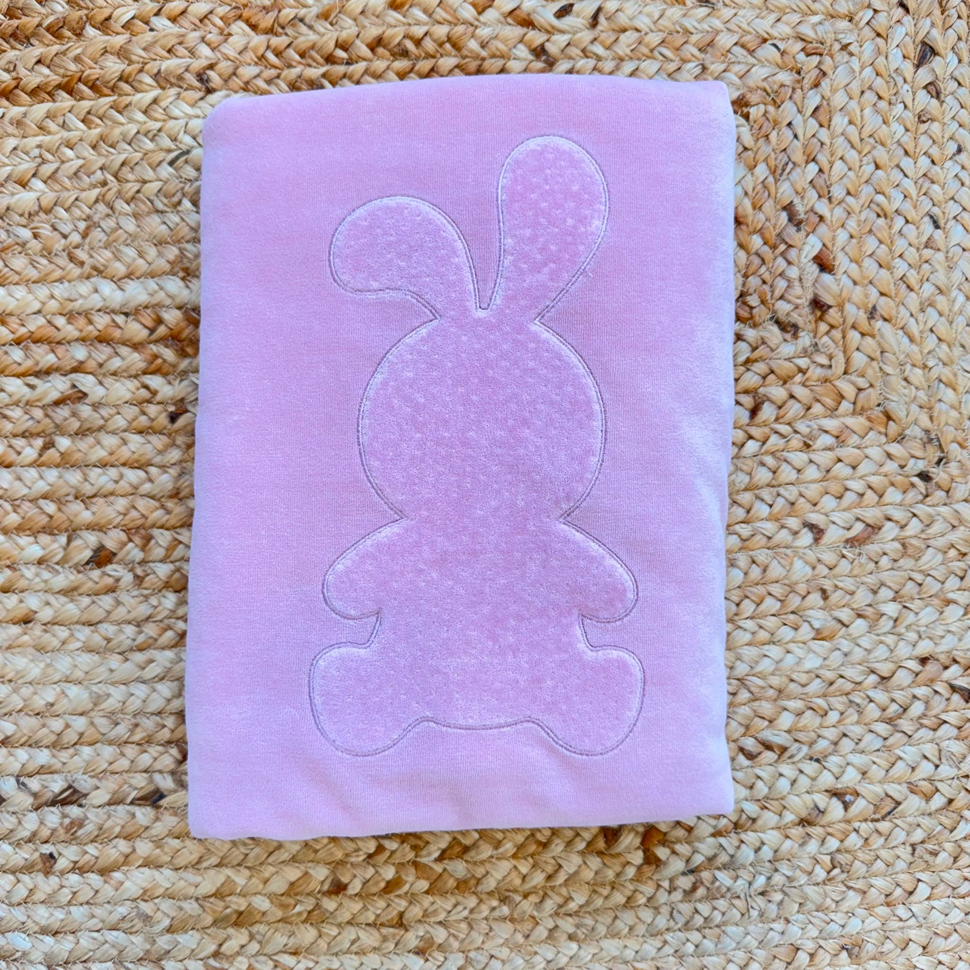 Copertina neonata in ciniglia rosa con grande coniglietto applicato tono su tono, ideale per culla, corredino e set nascita.