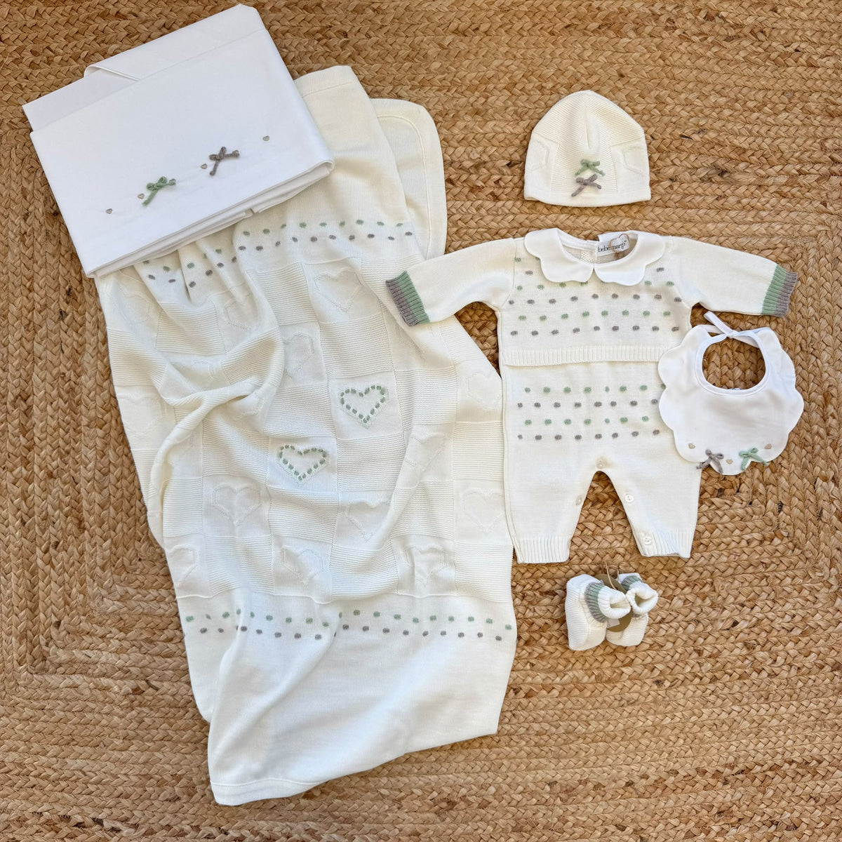 Uscita clinica neonata panna con tutina, copertina, lenzuola e accessori coordinati.