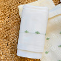 Uscita clinica neonata in lana panna con ricami verde salvia completa di corredino nascita