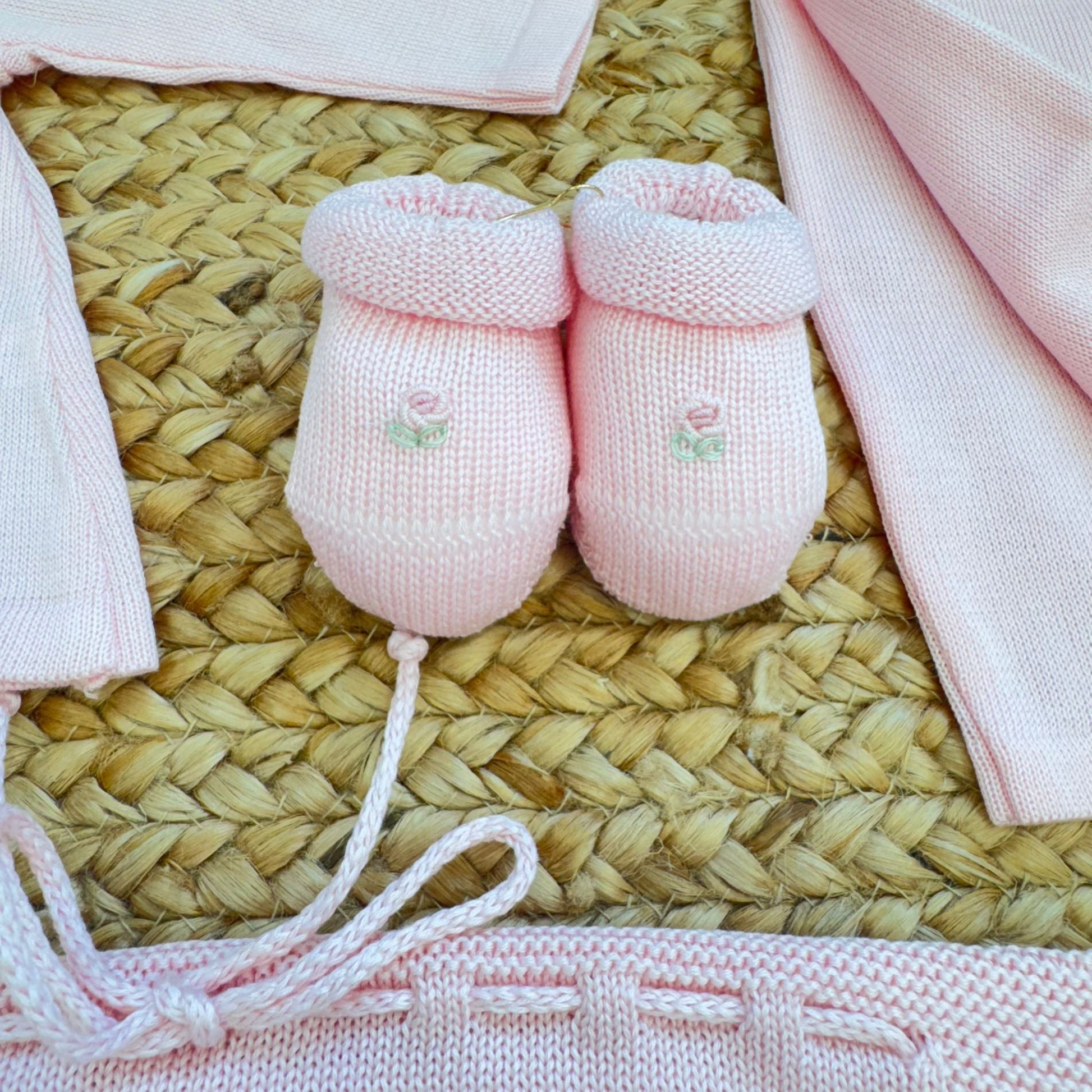 copertina nascita neonata rosa ricamata