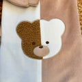 Uscita clinica neonato in ciniglia composta da 5 pezzi coordinati con copertina, tutina 80% cotone 20% poliestere, cappellino e bavetta. Elegante completo nascita beige con dolce orsetto.