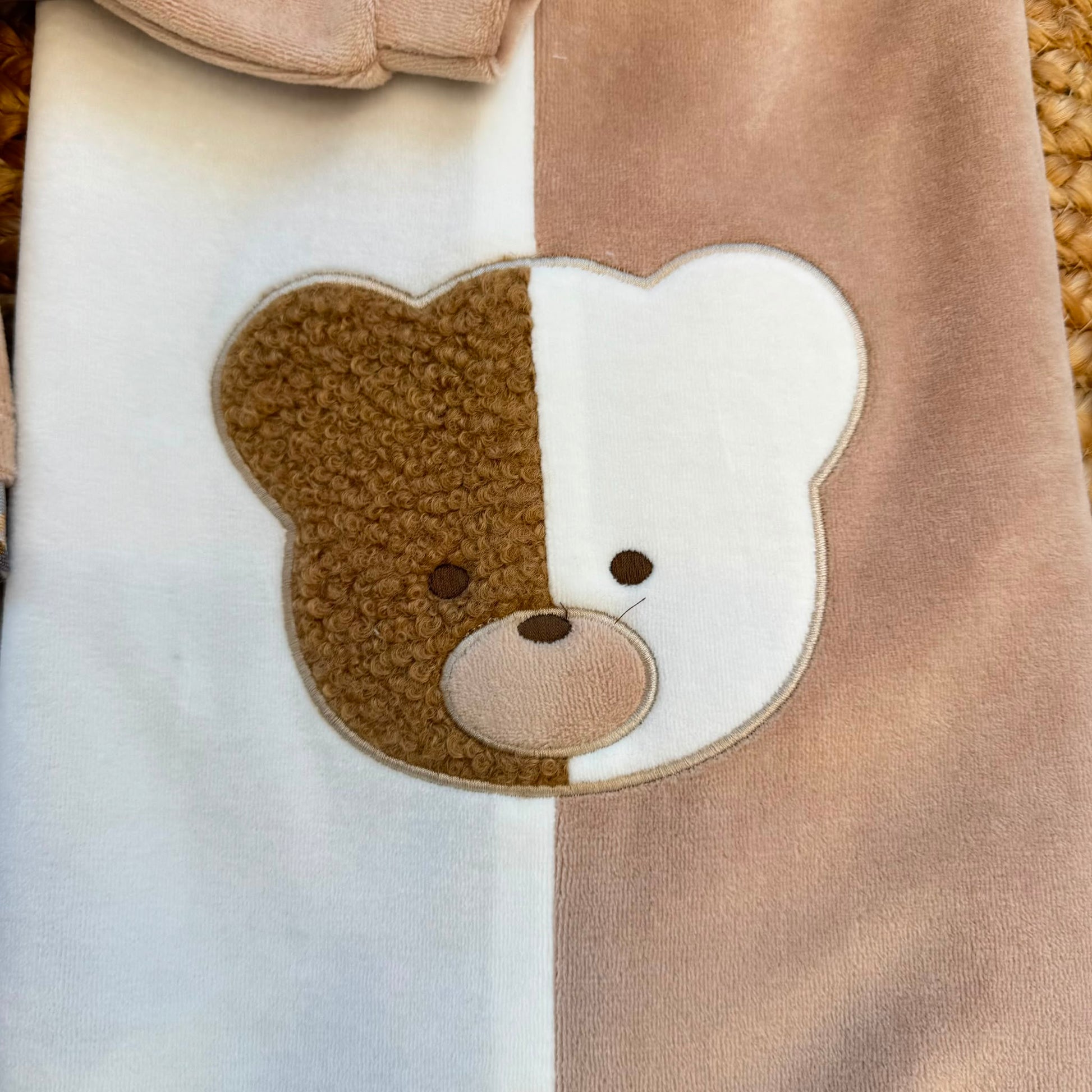 Uscita clinica neonato in ciniglia composta da 5 pezzi coordinati con copertina, tutina 80% cotone 20% poliestere, cappellino e bavetta. Elegante completo nascita beige con dolce orsetto.