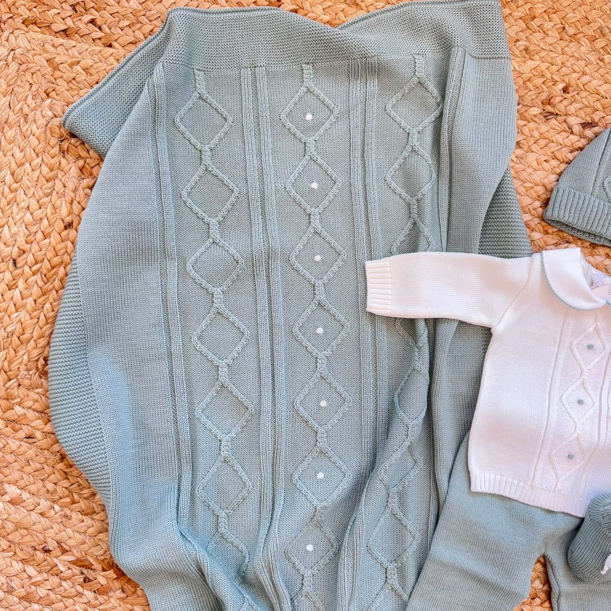 Uscita clinica neonato in pura lana verde e panna con copertina cappellino e scarpine coordinate