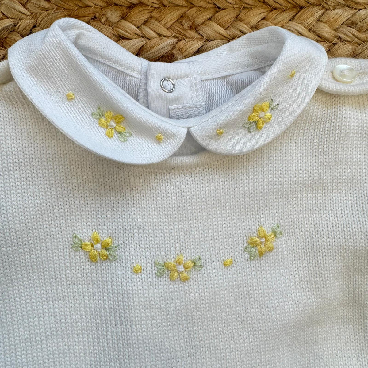 Uscita clinica neonata in pura lana bianco latte con tutina, copertina, cappellino e scarpette con fiorellini gialli.