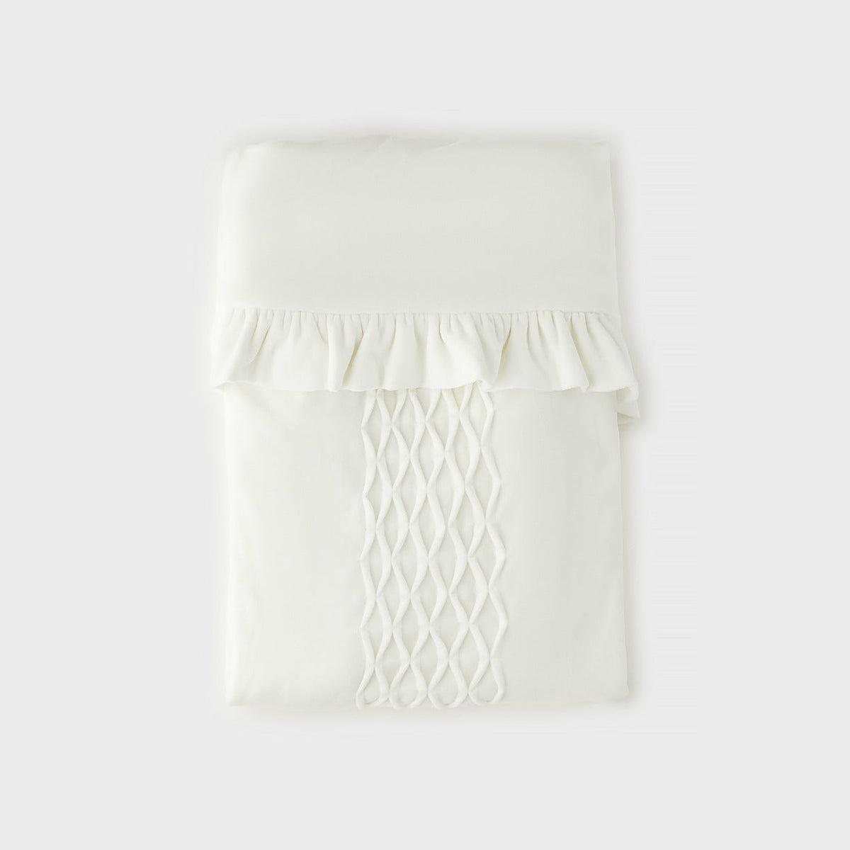 Copertina neonata in ciniglia bianco latte con volant e lavorazione geometrica tono su tono per corredino nascita.