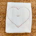 Copertina neonata in ciniglia color latte con cuore e rose rosa ricamate per corredino nascita