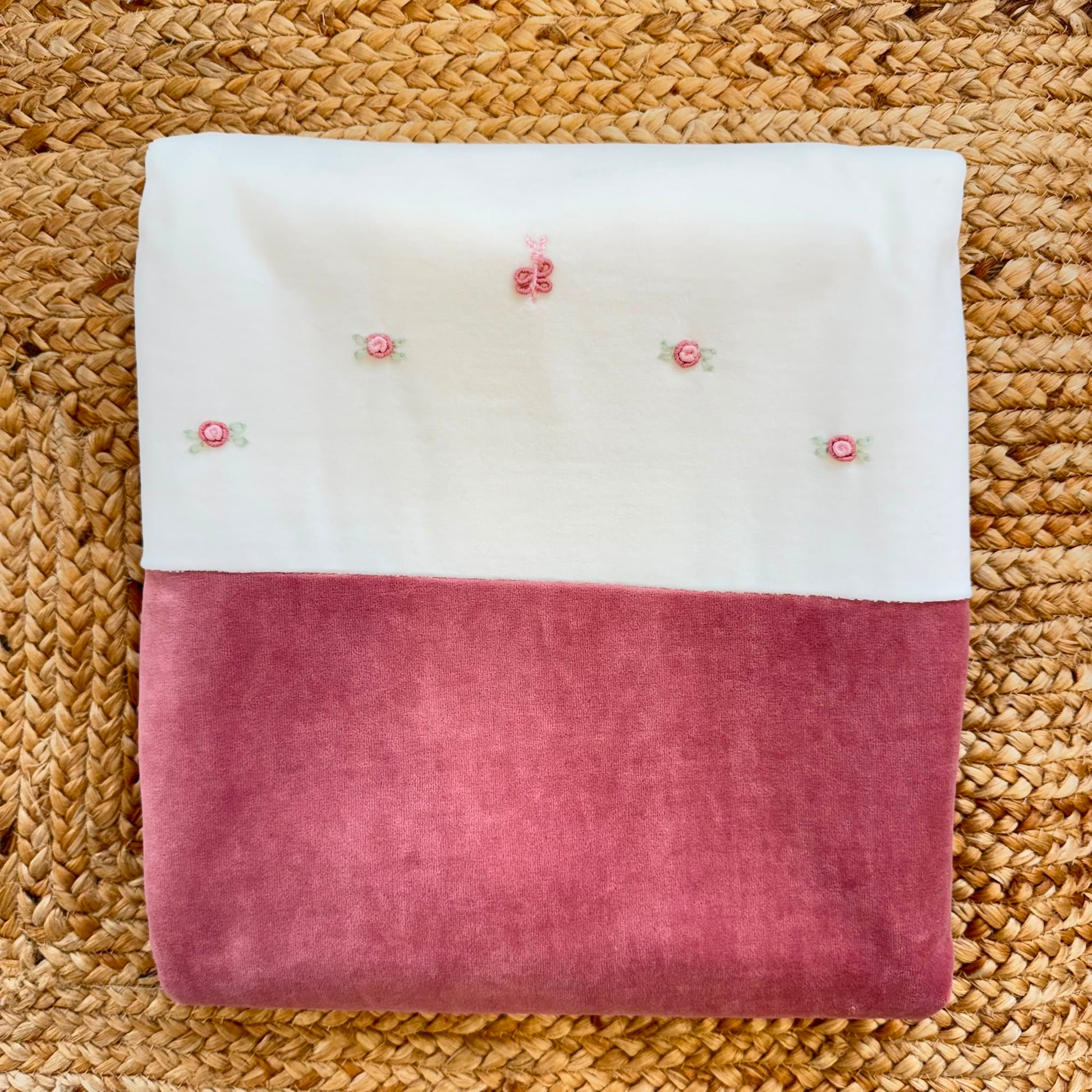 Copertina neonata in ciniglia color latte e rosa antico con ricami per corredino nascita
