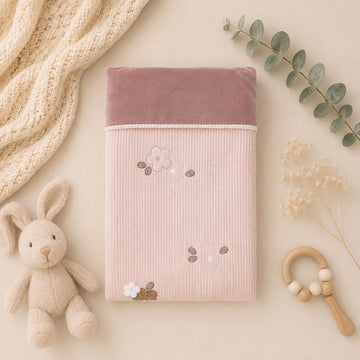 Copertina neonata in ciniglia rosa con ricami floreali e dettagli tortora per corredino nascita bambina.