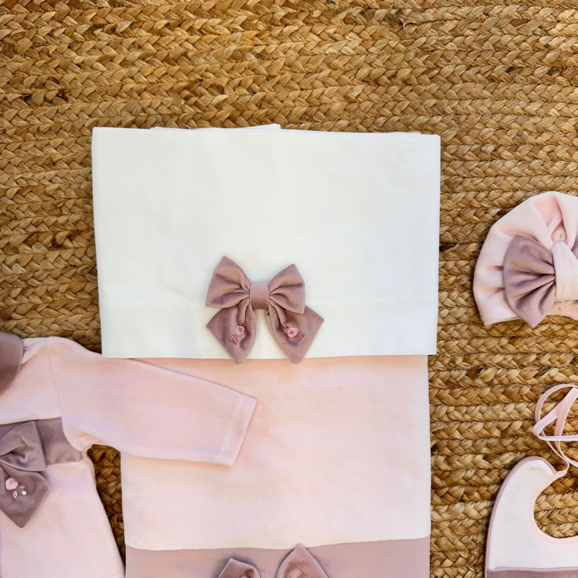 copertina neonata in ciniglia rosa con fiocco decorato a mano