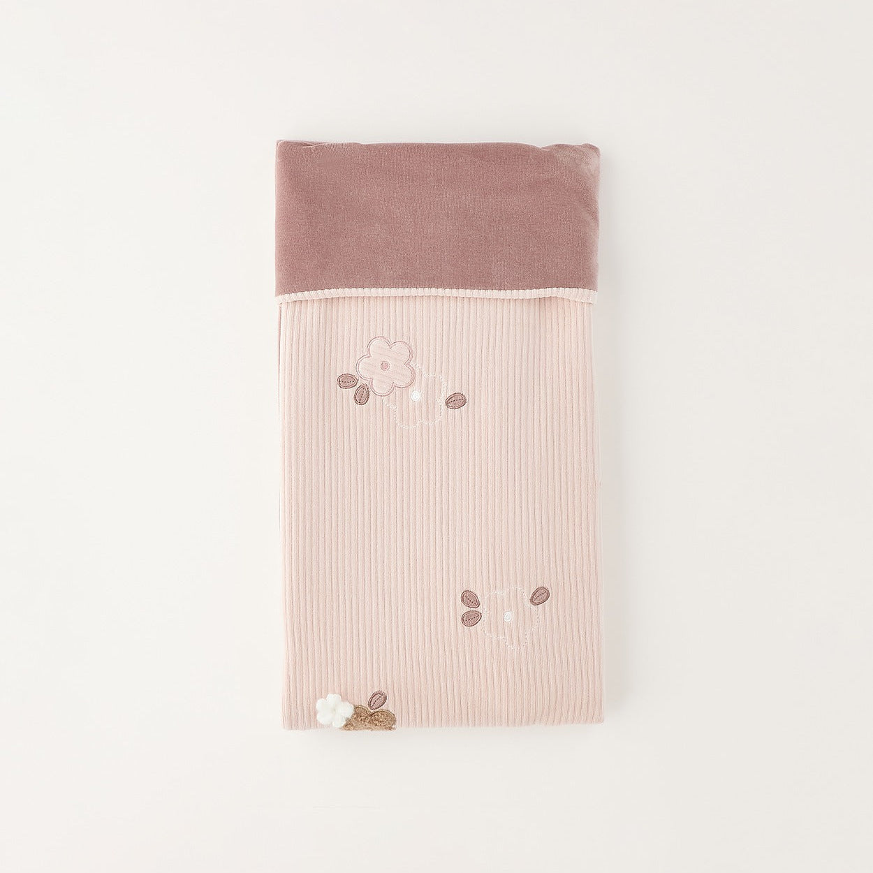 Copertina neonata in ciniglia rosa con ricami floreali e dettagli tortora per corredino nascita bambina.