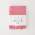 Copertina neonata in ciniglia rosa e bianca con ricamo uccellini, fiocchetto e volant per corredino nascita bambina.