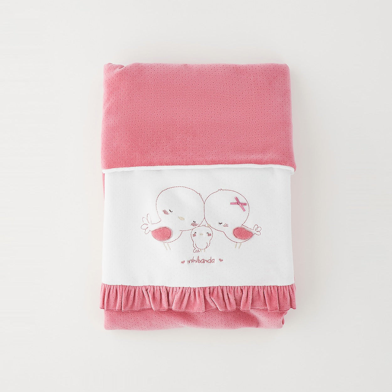 Copertina neonata in ciniglia rosa e bianca con ricamo uccellini, fiocchetto e volant per corredino nascita bambina.