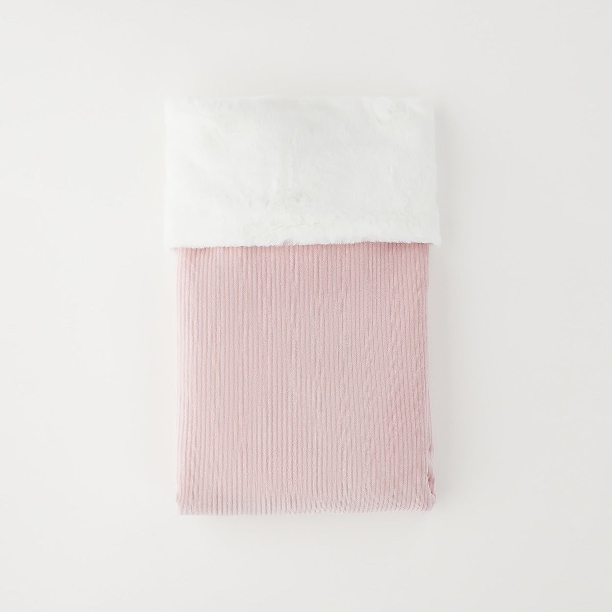 Copertina neonata in ciniglia rosa e bianca con lavorazione a coste verticali per corredino nascita bambina.