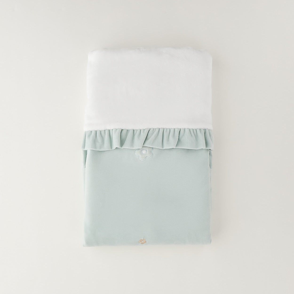 Copertina neonata in ciniglia verde menta e bianca con delicato volant e ricamo. Ideale per corredino nascita, culla, carrozzina e regalo neonata.
