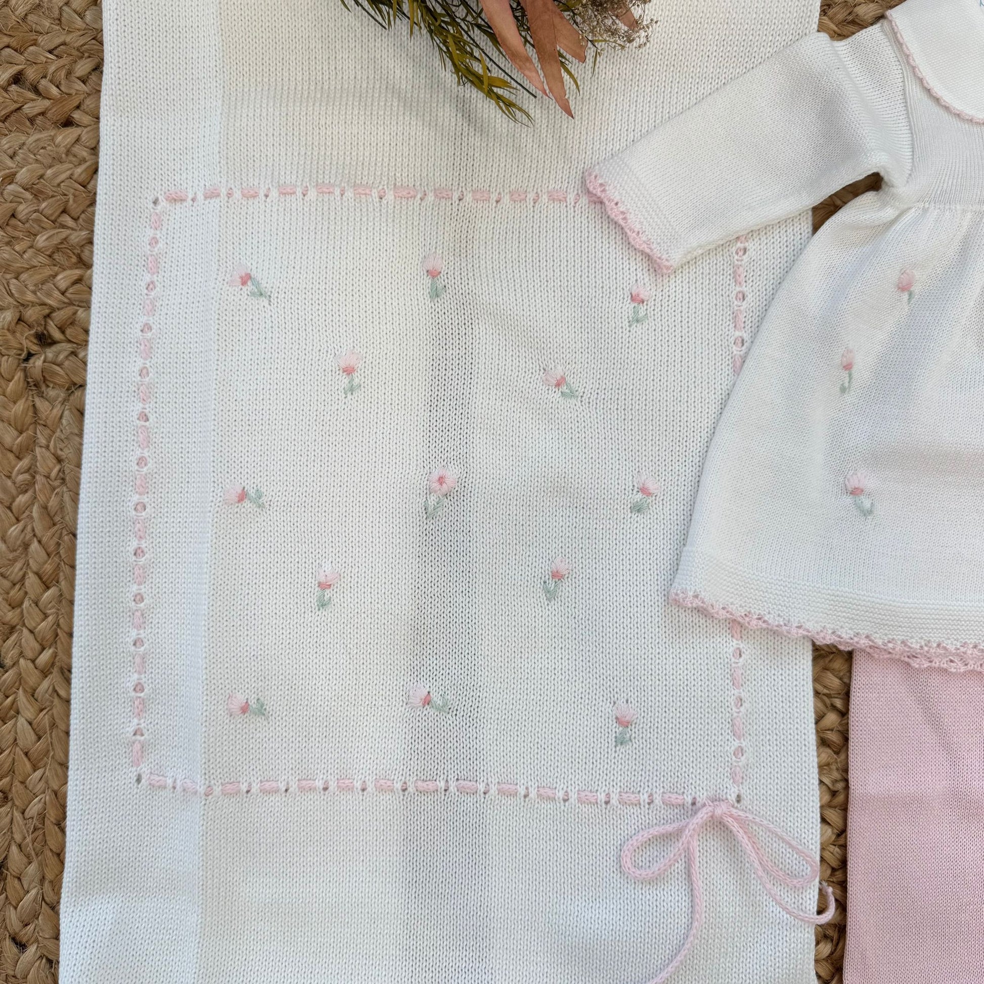 Copertina neonata in cotone con ricami floreali e fiocco