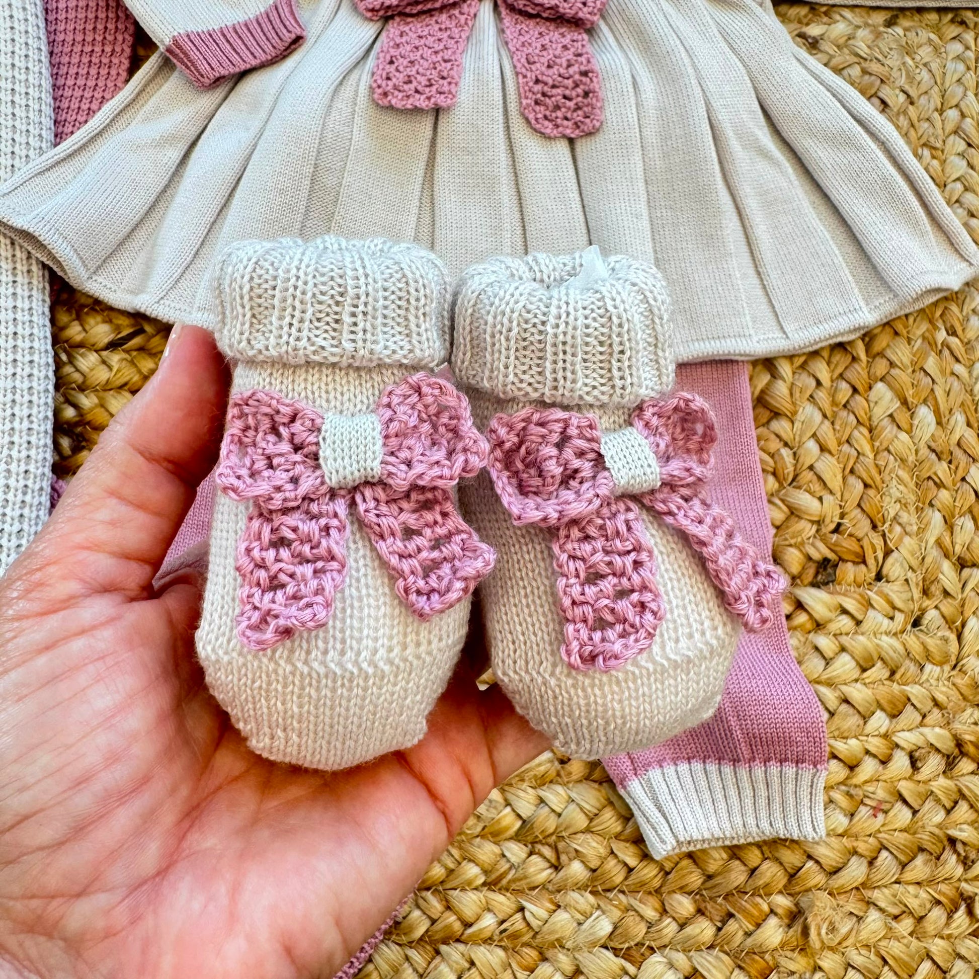 Set nascita uscita clinica neonata in pura lana merino beige e marsala rosa con copertina coordinata.